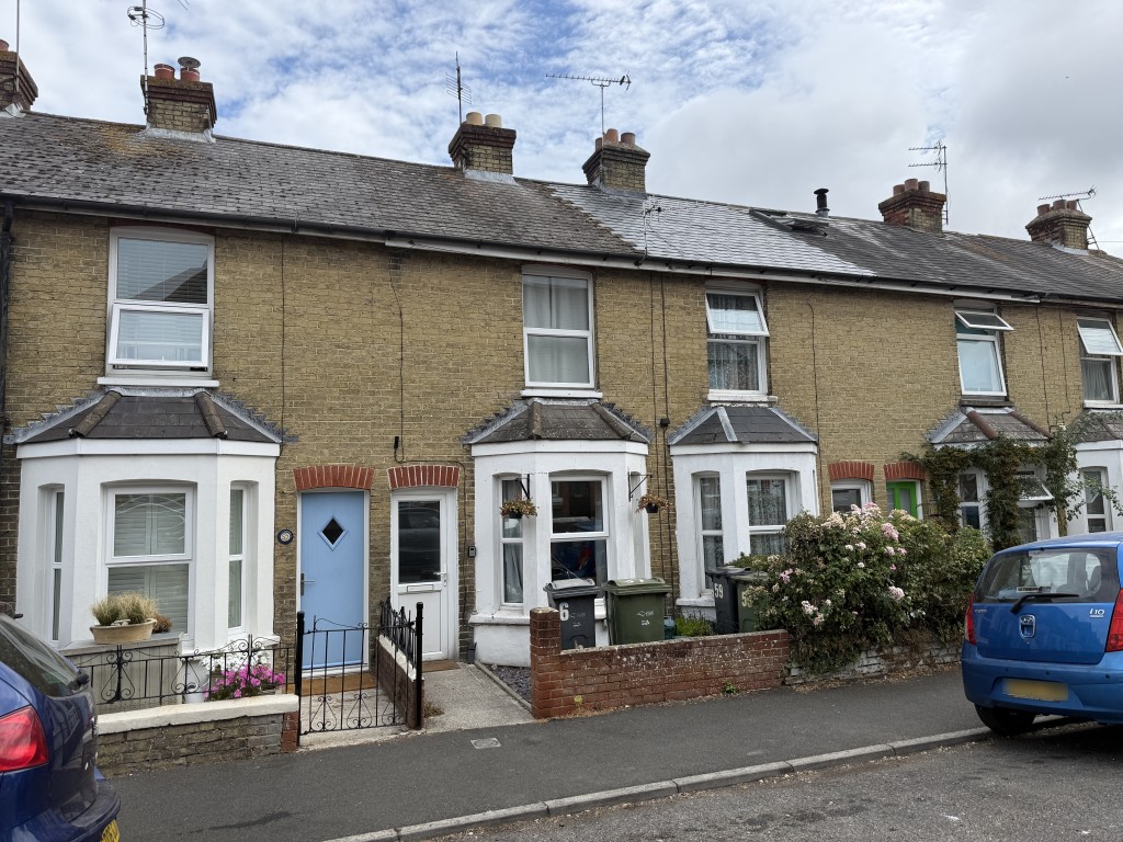 Lot: 110 - TERRACED HOUSE FOR INVESTMENT - Terraced house with bay and forecourt